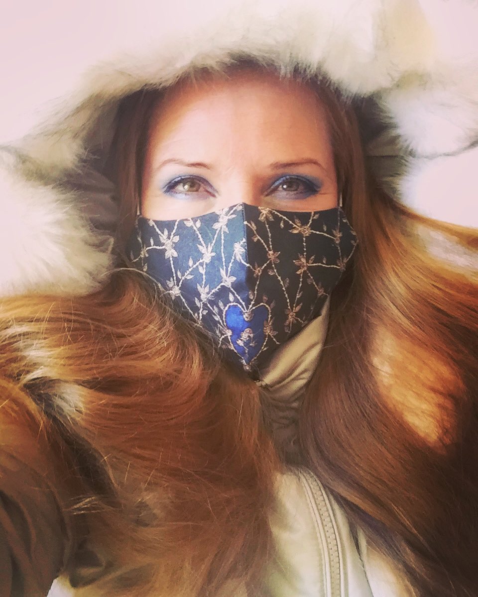 I ❤️ this beautiful mask by the Finnish artist Hanna Varis !