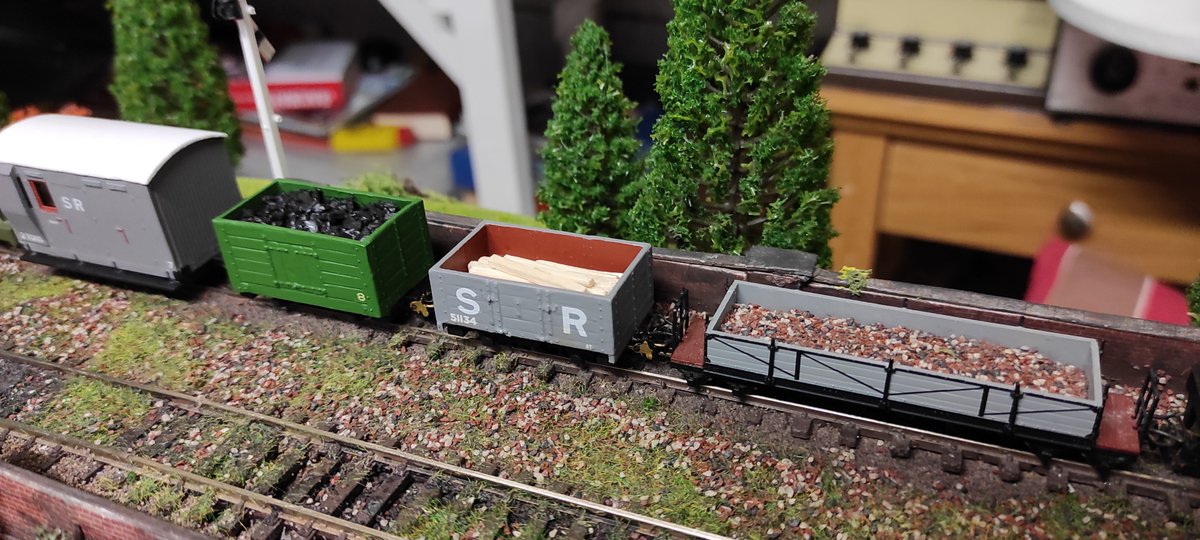 Alex_4239's tweet photo. The most recent projects to be completed for the OO9/009 Narrow Gauge section of the layout. A few open wagon kits.

#oogauge #modelrailway #trainset #narrowgauge https://t.co/Sl9kRH16WV