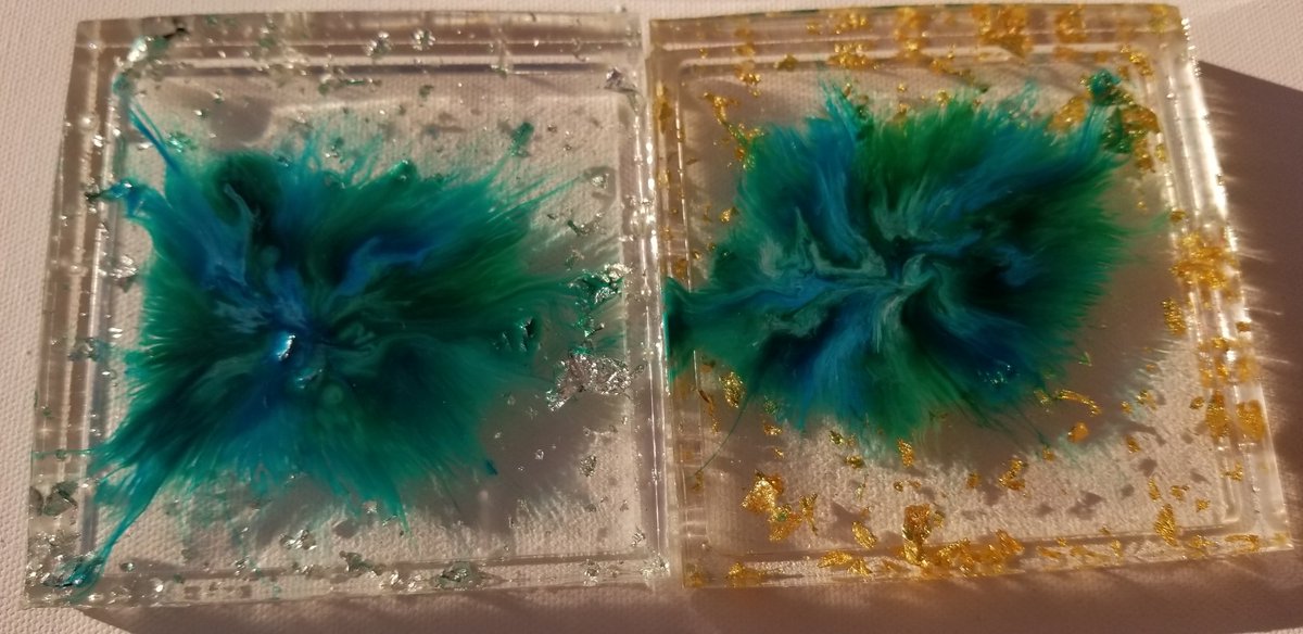 WonderfallC's tweet photo. These gorgeous retro vibing coasters throw back to a simpler time. Silver, gold or both? #acrylic #coasters  #handmade #familybiz #SmallBusiness #wonderfallcrafts https://t.co/vNftXtki54
