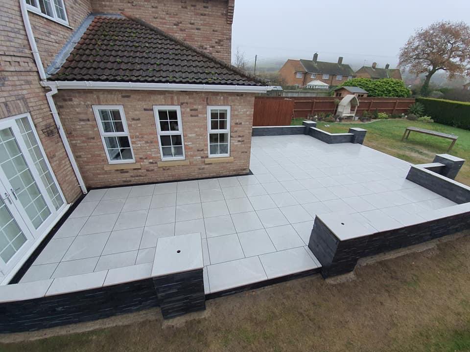 PSD_UK_LTD's tweet photo. Another Jaw-dropping project by Ryan Melbourne - RM Property & Grounds Maintenance from South Yorkshire, using our Smoke Grey porcelain 600x600 and Blue Black slate wall cladding.
The detail of bullnose coping is just staggering.
#psd #pavingstonesdirect #InspireAndTransform https://t.co/lpL68sqNW2