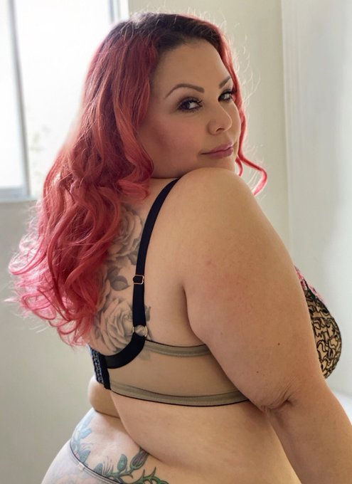 Meet me in the bedroom... https://t.co/JMCmUIBsIm https://t.co/VPsOpUXiy5