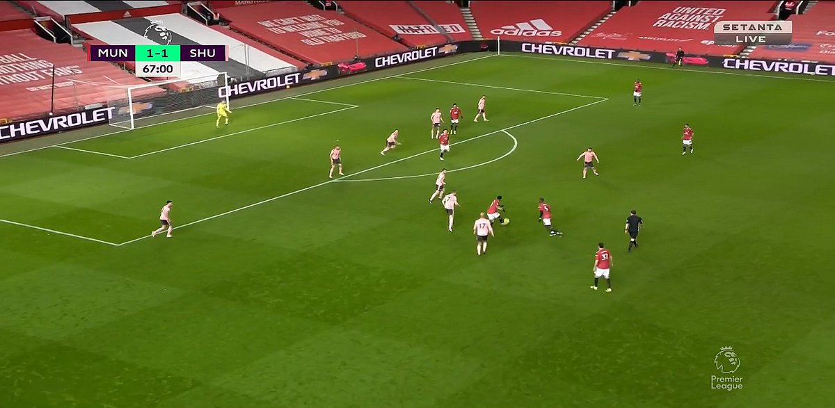 Defending IIMartial plays a poor pass to Cavani — this is an easy pass for him — and whilst we have four men in front of the ball he makes himself a fifth even though he's behind it. Why? Because he complains instead of tracking. Rather, Fernandes has to do that work.