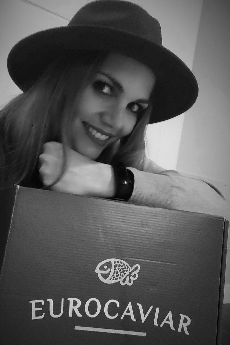 vcollantesm's tweet photo. Yo no sé tú, pero tengo todo para disfrutar y aislarme este fin de semana!! Feliz finde!! #YoMeQuedoEnCasa #eurocaviar #mepongolasbotas #ciaoenero 🥂 https://t.co/leyimJXsj3
