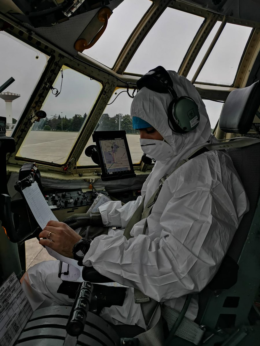 cm_psanto's tweet photo. O C-130H da #ForçaAérea que transportou três doentes infetados com #COVID19, de Lisboa para o Funchal, Madeira.

Serviço público e colaboração institucional. Bravo. 
 https://t.co/SOER06mpX8 https://t.co/Fc5rmvlN6B