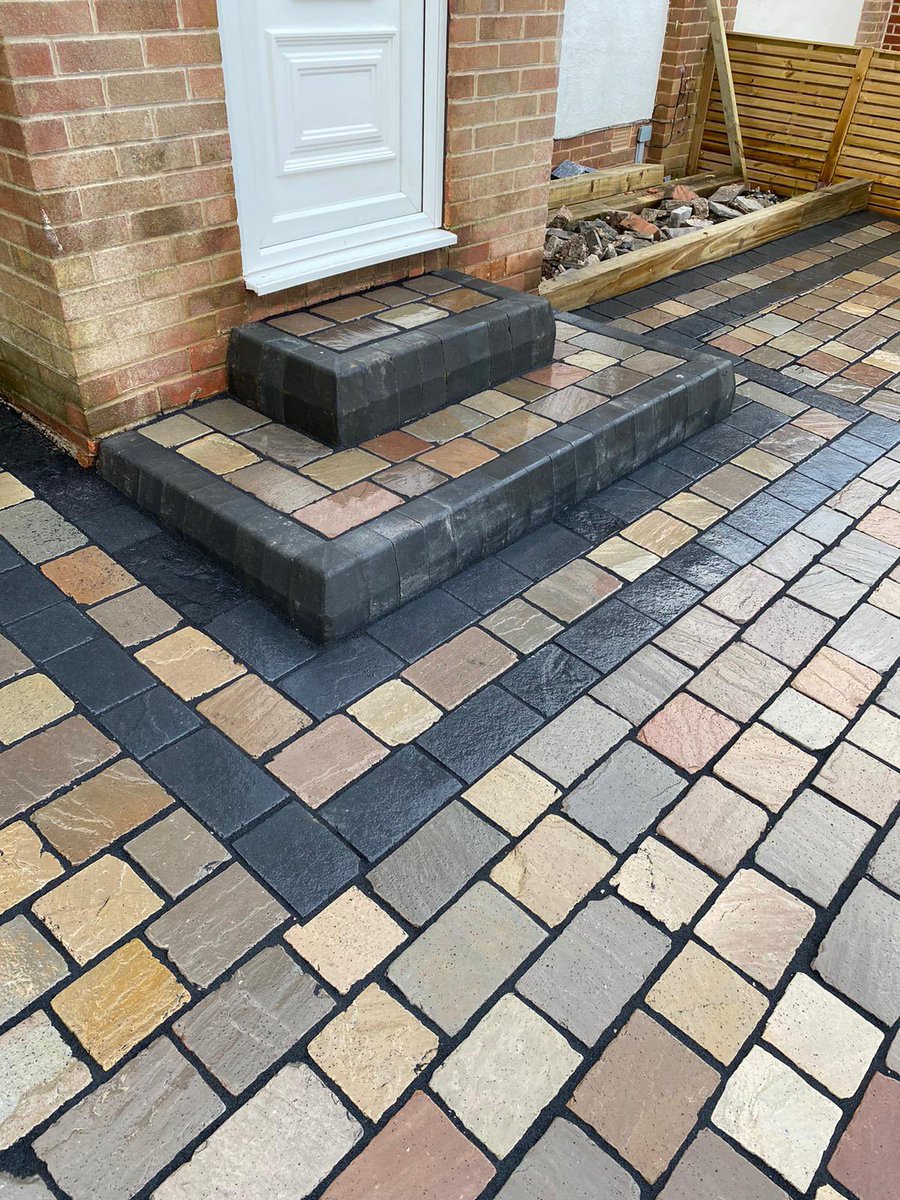 PSD_UK_LTD's tweet photo. This victorious project was done by Nathan Green “NG Building and Landscaping” using our Raj Green block paving with charcoal boarder. #psd #pavingstonesdirect #InspireAndTransform https://t.co/CJxaxOpqpT