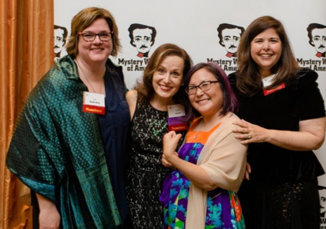 Just look at the clawing and slashing going on here when writers are LITERALLY vying for the same award.  @alisongaylin  @gasagasagirl  @lisaunger THE HUMANITY.