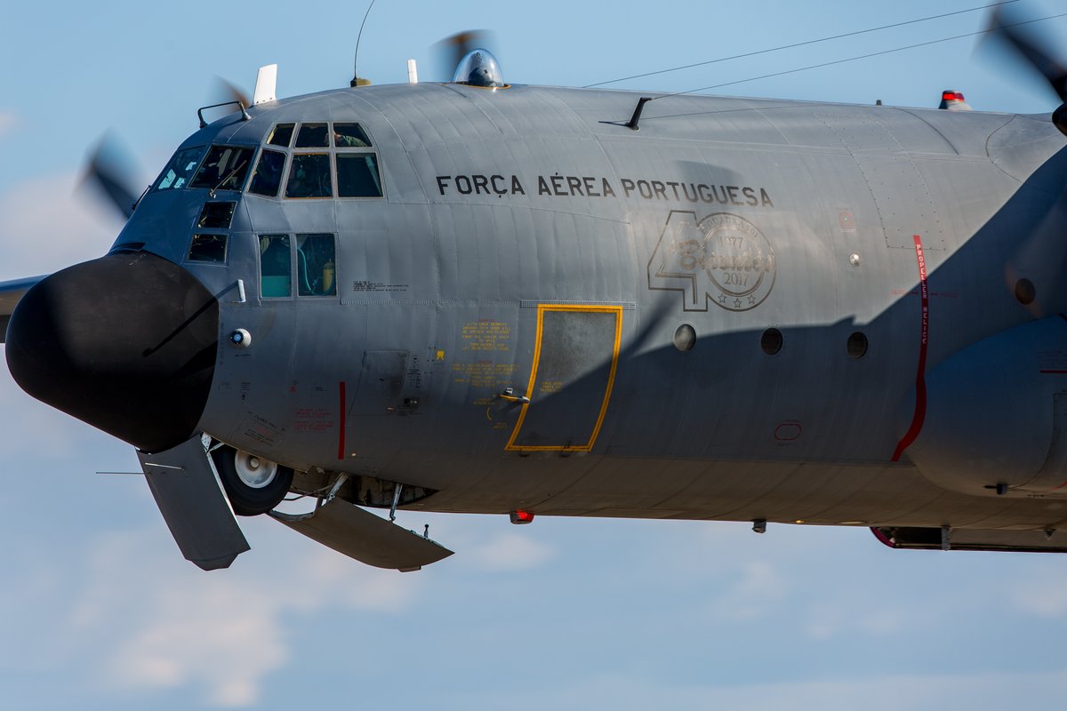 cm_psanto's tweet photo. O C-130H da #ForçaAérea que transportou três doentes infetados com #COVID19, de Lisboa para o Funchal, Madeira.

Serviço público e colaboração institucional. Bravo. 
 https://t.co/SOER06mpX8 https://t.co/Fc5rmvlN6B
