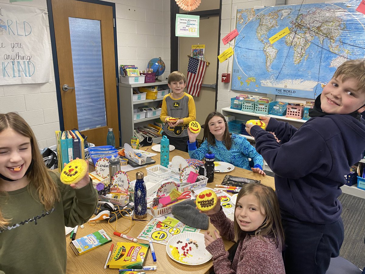 EckermanLeigh's tweet photo. Super Sailor celebration! Recognizing great behavior this month with an Emoji party😀 #sailorpride #zonesofregulation #rossparkrocks https://t.co/XoJMnC6QeQ