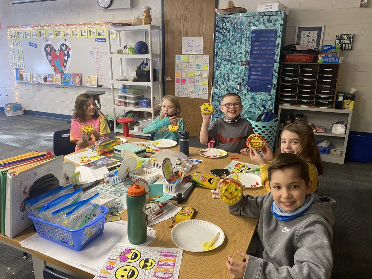 EckermanLeigh's tweet photo. Super Sailor celebration! Recognizing great behavior this month with an Emoji party😀 #sailorpride #zonesofregulation #rossparkrocks https://t.co/XoJMnC6QeQ