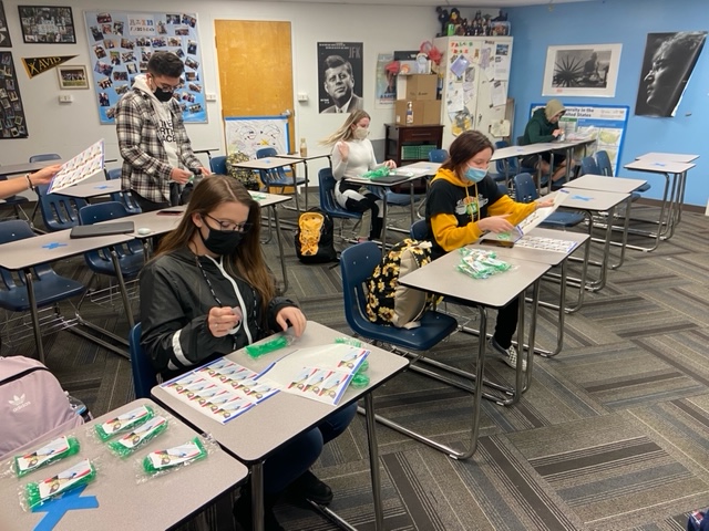DriveSmartWc's tweet photo. Our Buckle Up Drive Smart group from Greeley West High School packaged mini ice scrapers with a winter driving safety message and distributed them to drivers at the school on Tuesday morning.  Great job! #drivesmart #winterdriving #buckleupdrivesmart @GreeleyWestHS https://t.co/LbTG4WDAVb