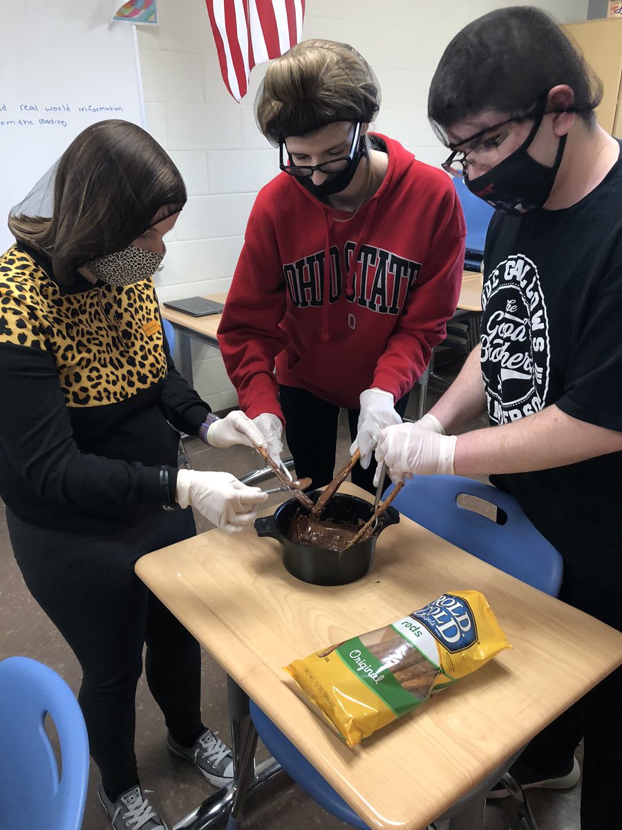 MECTCBEST's tweet photo. Preparing our chocolate covered pretzels to sell in This &amp; That in honor of Valentine’s Day. https://t.co/r4gK2AU9pU