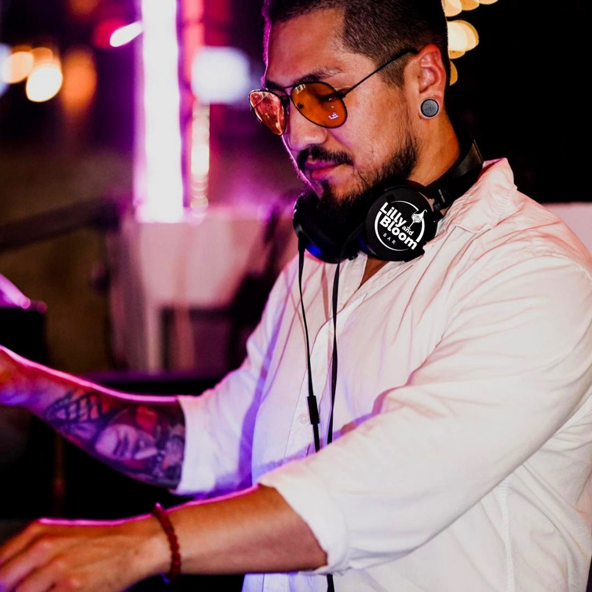 DJ LVLR in the house tonight! Come on down to Downtown Houston's hottest bar for some great jams and drinks and start the weekend off right 😎