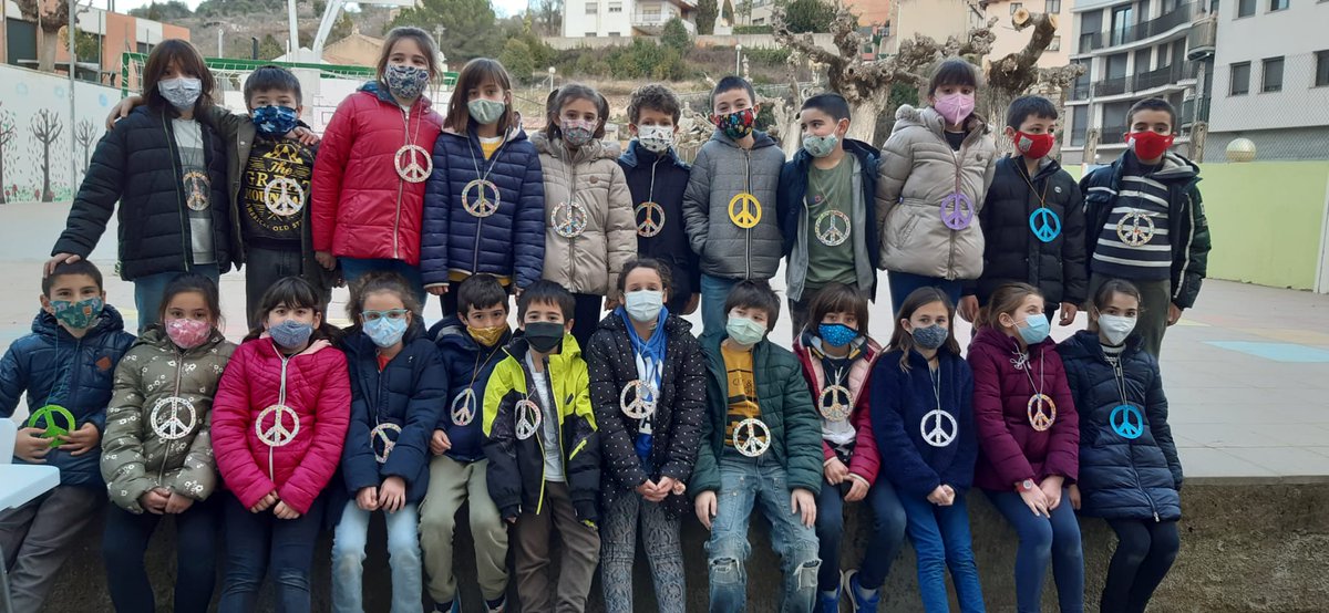 FEDACSantFeliu's tweet photo. El dia 30 de gener se celebra el Dia Escolar de la NO violència i la pau. Aquest dia va morir Gandhi, gran defensor de la PAU al món, les seves paraules ens són inspiradores: Sigues el canvi que vulguis veure en els altres.
#DENIP #xerpes #30degener #avuixdemà https://t.co/HzWBKpf8om