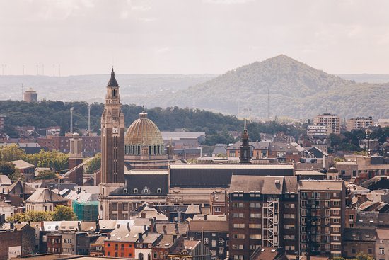 Comencemos mostrando el contexto en el que se desarrolla. Charleroi se encuentra dentro de la provincia de Henao en la región de Valonia, siendo la ciudad más poblada de esa parte del país.Allí se habla francés pero a lo largo de los siglos, además de francesa, la región +