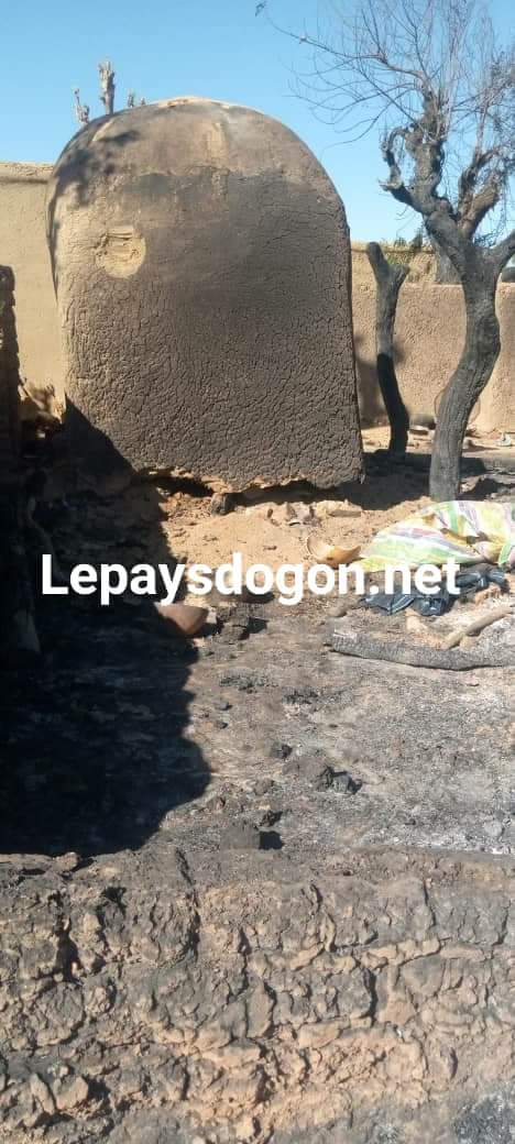 BocaryGUINDO's tweet photo. 🔴Images de l'attaque contre #Tenteri (com de #Timiliri) qui a fait 7 morts, des blessés et des greniers incendiés le 26.01.2021
Des sources locales indiquent que les terroristes sont toujours dans la zone et s'apprêtent à récidiver. #Bandiagara #Mopti #Mali https://t.co/qjXXcxmtsW