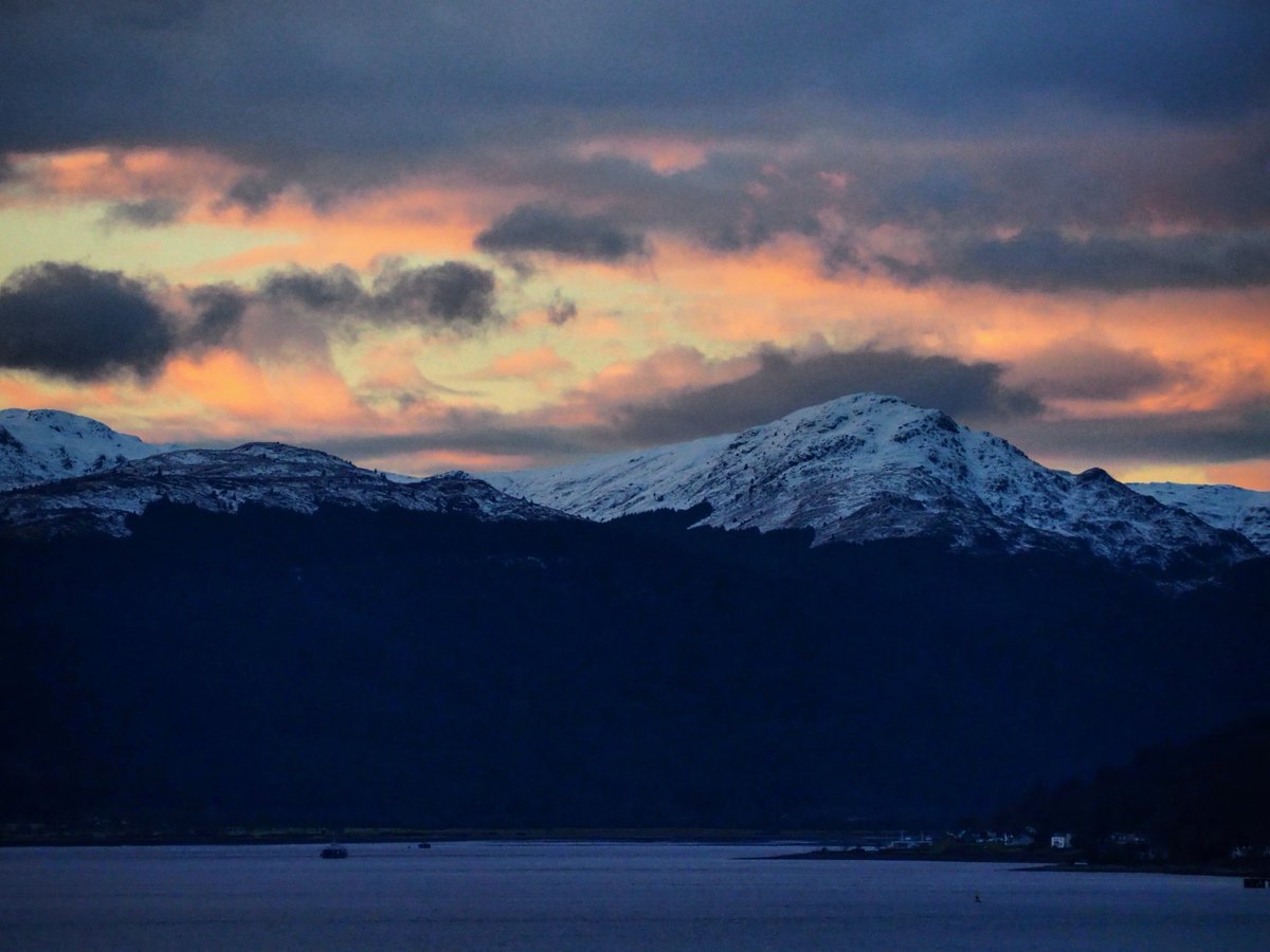 Sunset tonight over #Argyll #Scotland 

@Shaz_Mar3 <a href="/ThePhotoHour/">#ThePhotoHour</a> <a href="/StormHour/">#StormHour</a>