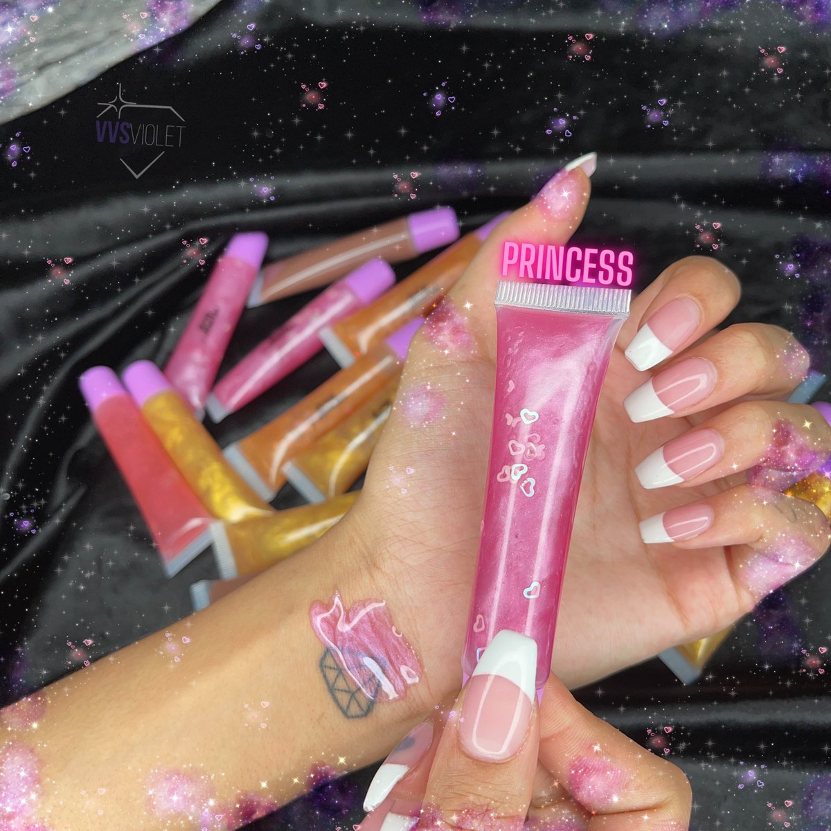 vvsvioletbeauty's tweet photo. Lipgloss Swatches😍our smooth and hydrating formula leaves your lips with high shine in one swipe!✨ #TrueBeauty #Trending #lipgloss #swatches #makeup #Giveaway #BlackOwnedBusiness #BuyBlack #baddieposts https://t.co/kXzlNo2gvM