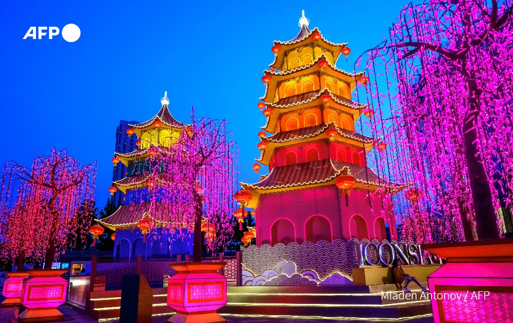 AFP News Agency (@afp) on Twitter photo 🇹🇭 Illuminated pagodas and paper birds outside a shopping mall in #Bangkok celebrate the upcoming Lunar New Year
📷 <a href="/AFPMladen/">Mladen Antonov</a> 🇹🇭 Illuminated pagodas and paper birds outside a shopping mall in #Bangkok celebrate the upcoming Lunar New Year
📷 <a href="/AFPMladen/">Mladen Antonov</a>