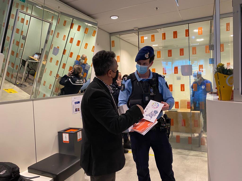 Een nieuwe steunbezoek van onze vrijwilligers ditmaal aan de Koninklijke <a href="/Marechaussee/">Koninklijke Marechaussee</a> in Amsterdam Schiphol. De Koninklijke Marechaussee Rick heeft ons hartelijk bedankt voor het bezoek en de kleine traktaties als cupcake en bloemetjes

Wederzijds dank aan de marechaussee!