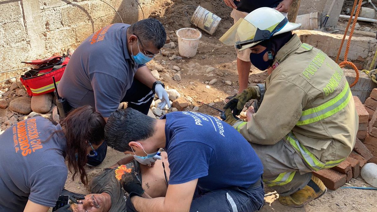 #Entérate Oficiales de la Comandancia Regional Puerto Vallarta, atendieron a un hombre que cayó a un pozo artesiano de 8 metros de profundidad, a su llegada el lesionado se encontraba en el exterior, siendo valorado por  personal de <a href="/PCyBomberosPV/">P.C. y Bomberos PV.</a>