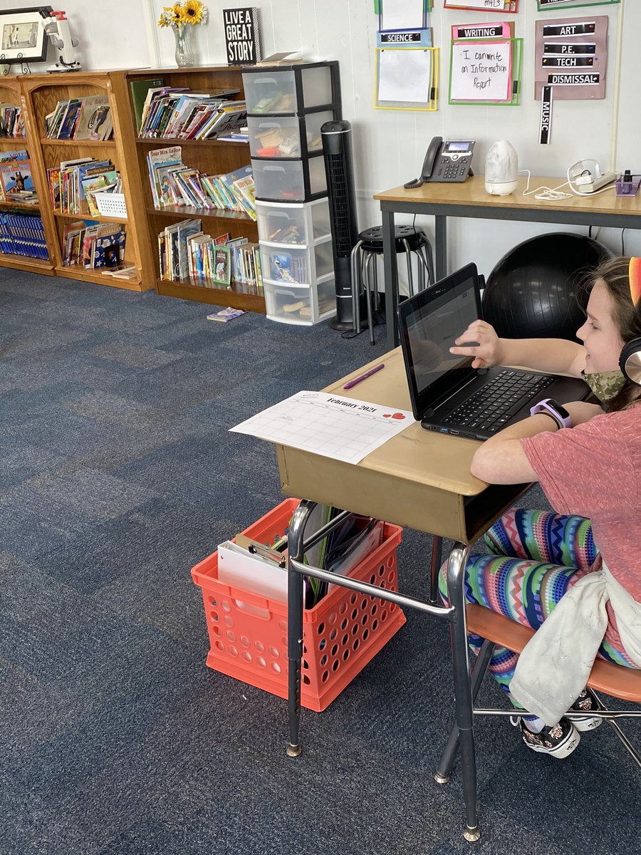 JillJdvs's tweet photo. On-Site and Virtual students rehearsing ideas for opinion essays! Great collaboration and communication skills in motion during breakout sessions. #stem_dogs  #santosslothsquad https://t.co/3idrsZByNv