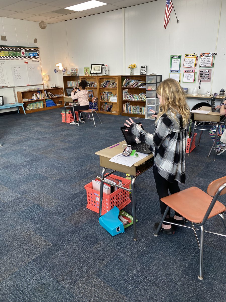 JillJdvs's tweet photo. On-Site and Virtual students rehearsing ideas for opinion essays! Great collaboration and communication skills in motion during breakout sessions. #stem_dogs  #santosslothsquad https://t.co/3idrsZByNv