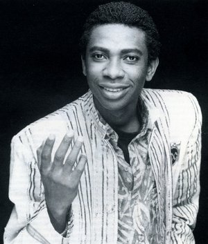Thread :Youssou Ndour forme le groupe de musique '' le Super Étoile '' en 1981. Ceci n'est que le résultat d'un long apprentissage dans le monde de la musique sénégalaise depuis ses 13 ans.Né le 1er octobre 1959 à Dakar, Youssou Ndour grandit au quartier de la Médina. 
