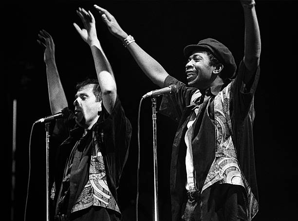 4) Youssou Ndour s'entend enfin avec son père. Dès 1979, il avait monté un groupe avec El hadj Faye : l'étoile de Dakar.Dès mai 1984, Youssou Ndour qui a déjà conquis le public ouest-africain, triomphe lors de sa tournée en France, Allemagne, Angleterre...