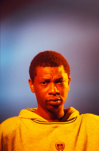 4) Youssou Ndour s'entend enfin avec son père. Dès 1979, il avait monté un groupe avec El hadj Faye : l'étoile de Dakar.Dès mai 1984, Youssou Ndour qui a déjà conquis le public ouest-africain, triomphe lors de sa tournée en France, Allemagne, Angleterre...