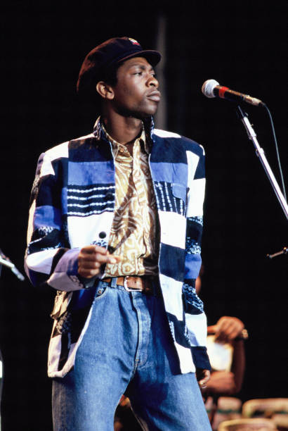 5) Il participe au festival Africa Fête de 1984.Entre 1985 et 1987, Youssou Ndour gagne en notoriété mondiale.Il participe au disque '' Tam Tam pour l'Éthiopie '' de Manu Dibango (1985).Il effectue une tournée au Canada et aux États-Unis en mars 1986. 