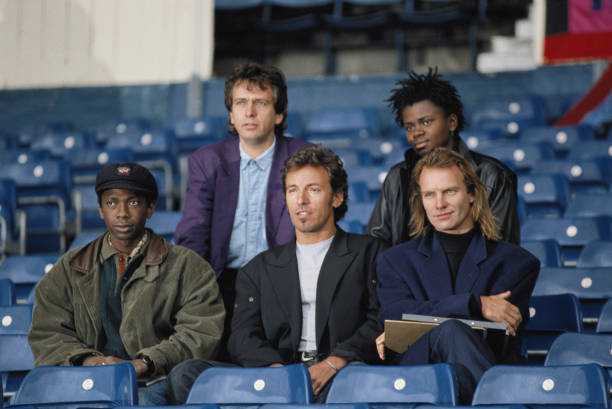 5) Il participe au festival Africa Fête de 1984.Entre 1985 et 1987, Youssou Ndour gagne en notoriété mondiale.Il participe au disque '' Tam Tam pour l'Éthiopie '' de Manu Dibango (1985).Il effectue une tournée au Canada et aux États-Unis en mars 1986. 