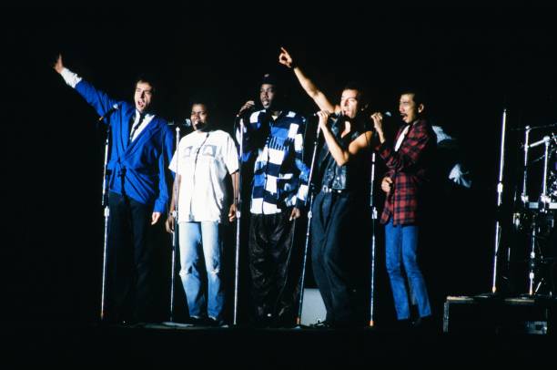 6) Youssou Ndour voit son image fortifiée avec sa collaboration avec Peter Gabriel (1987). Avec Amnesty International, il se produit sur plusieurs dates sur la scène internationale aux côtés de chanteurs de renom : Tracy Chapman, Sting, Peter Gabriel.