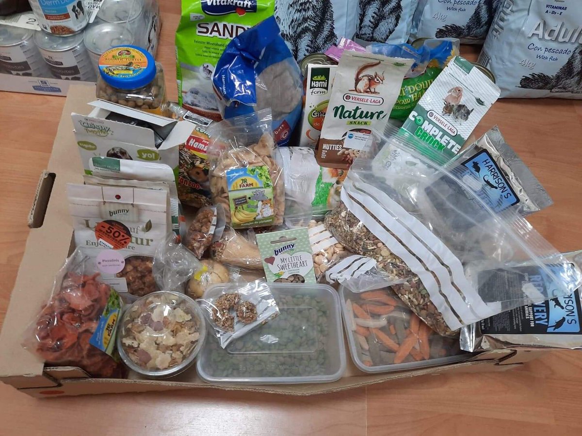 APAEToledo's tweet photo. Hoy hemos recogido este super donativo organizado por la clínica Madrid Exoticos para la asociación @basmaperrosgato  

Muchas gracias!!!!! https://t.co/r6IeNJRycE