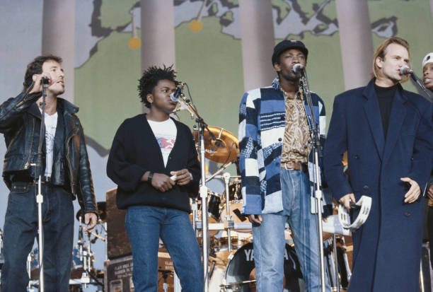 7) Ce qui fait la particularité de Youssou Ndour c'est son répertoire Infini et de qualité. Il allie sonorités traditionnelles et modernes. Son groupe de musique regorge de talents. Voilà le début jusqu'à la reconnaissance mondiale du talent qu'est Youssou Ndour.