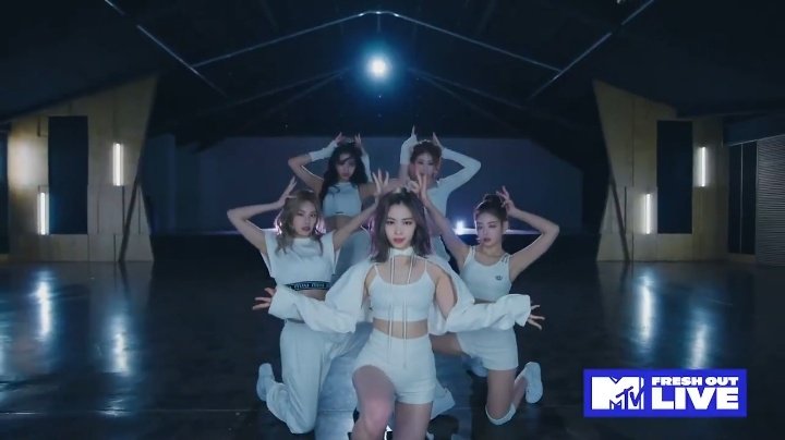 yejiyolo's tweet photo. itzy really be performing like its the end of the world giving us everything then add more and more and more each performance like that wasnt even an award show but they gave THAT much?#? theyre really destined to become idols you can feel the passion behind every step nd stare https://t.co/xhhlEMFca2