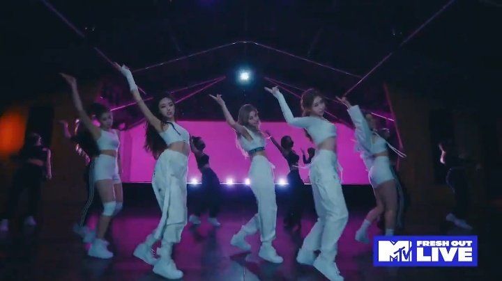 yejiyolo's tweet photo. itzy really be performing like its the end of the world giving us everything then add more and more and more each performance like that wasnt even an award show but they gave THAT much?#? theyre really destined to become idols you can feel the passion behind every step nd stare https://t.co/xhhlEMFca2