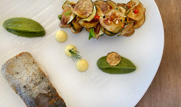 PineapplePassp1's tweet photo. Ever craved the cuisine of @le_sereno's Al Mare Restaurant at home? Now you can make it yourself with this exclusive recipe from Michelin-star chef Raffaele Lenzi, the talent behind Al Mare + Berton al Lago at @il_sereno. It's a #foodie dream come true. https://t.co/F6dF7sSdyp https://t.co/VlrUlYki0E
