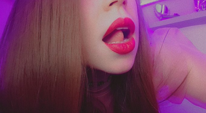 My lipstick so pretty~ who's gonna ruin? #nsfw #sexylips https://t.co/SOx881a6to<a href="/tag/nsfw"class="tags">#nsfw</a><a href="/tag/sexylips"class="tags"><span>#sexylips</span></a>