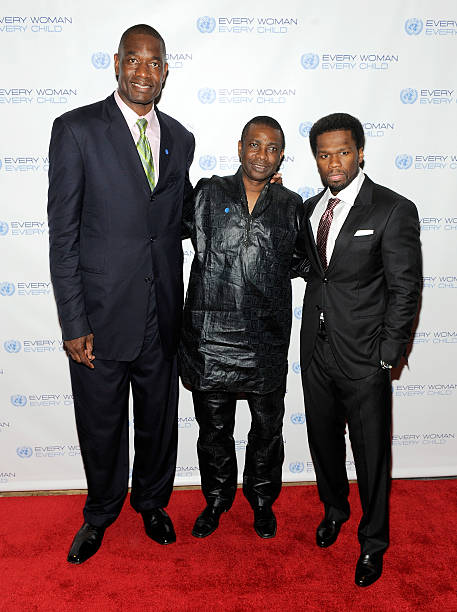 12 ) Youssou n'est pas seulement un chanteur, c'est un homme d'affaires et politique. Il est à l'origine de la TFM (2010). C'était pourtant ''annoncé'' sur la chanson ''Live Tv'' sortie en 1992.Il a été ministre de la culture et du tourisme en 2012.