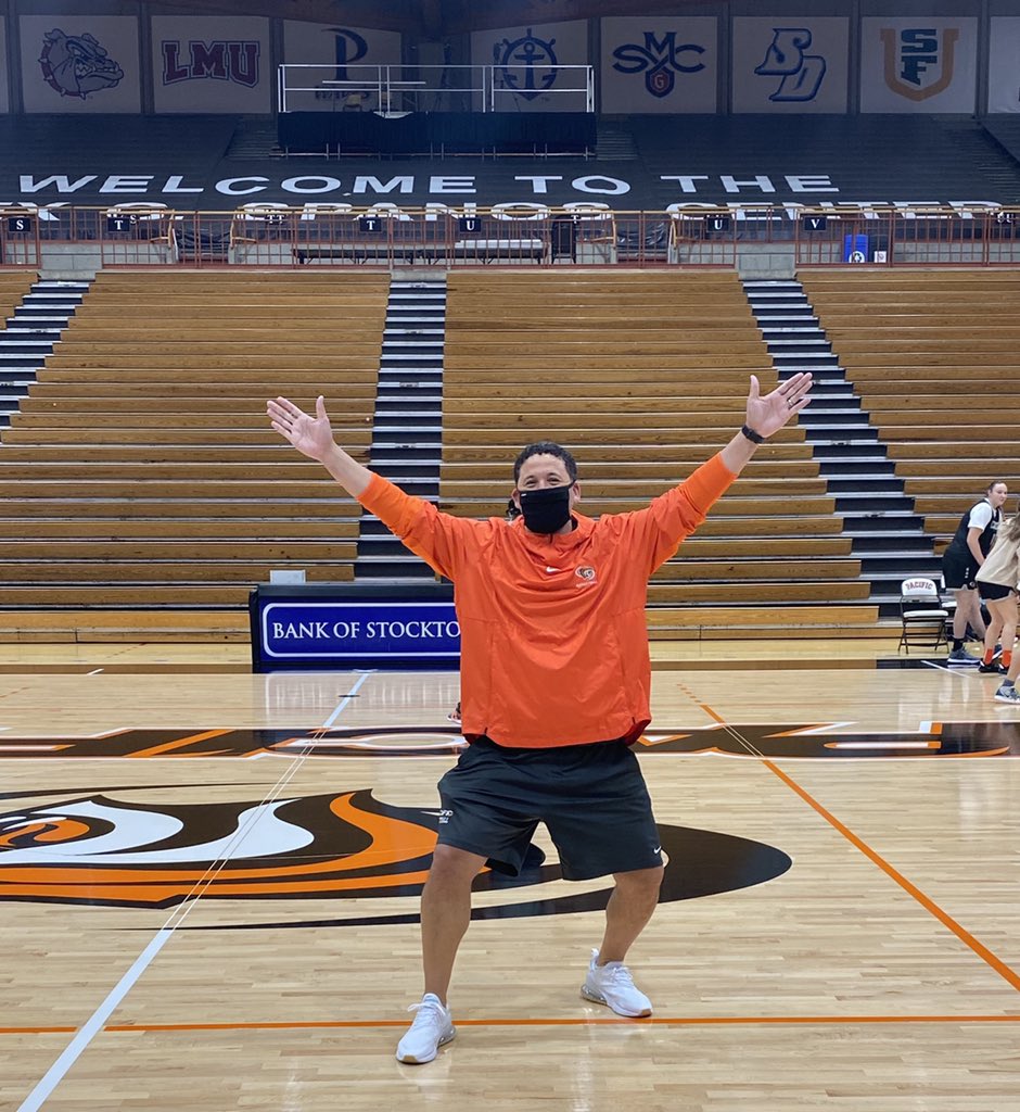 Lelo4444's tweet photo. .@BradleyDavisUOP is excited because itβs #PacificFriday AND itβs almost time to start practiceπ―#209grind https://t.co/bsn8NNFlqw