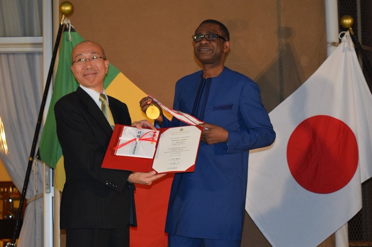 13 ) Youssou Ndour est docteur honoris causa de l'université américaine de Yale depuis 2011.C'est un homme qui se distingue également par ses collaborations avec des structures internationales comme l'UNICEF. C'est d'ailleurs un ambassadeur pour la paix