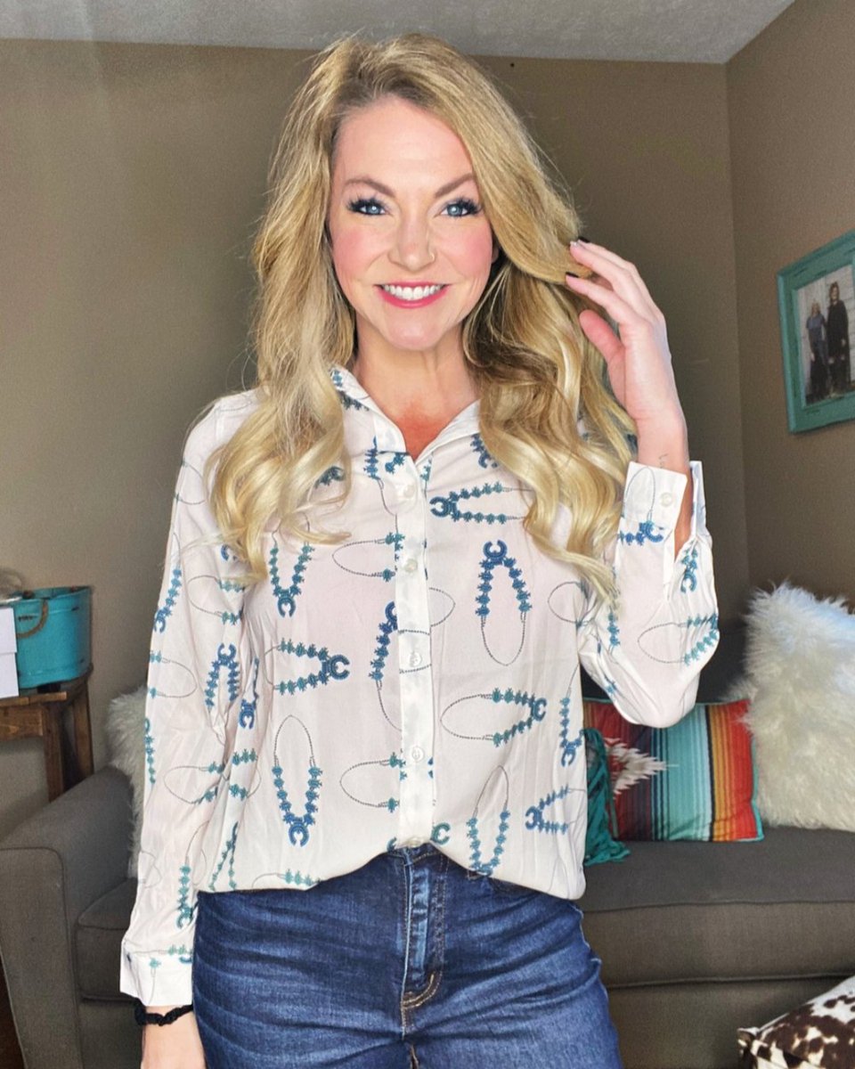 Wear your western to the office or out! This blouse is perfect for either! Fit is true to size. Shop here>>> ow.ly/trQw50Dm233