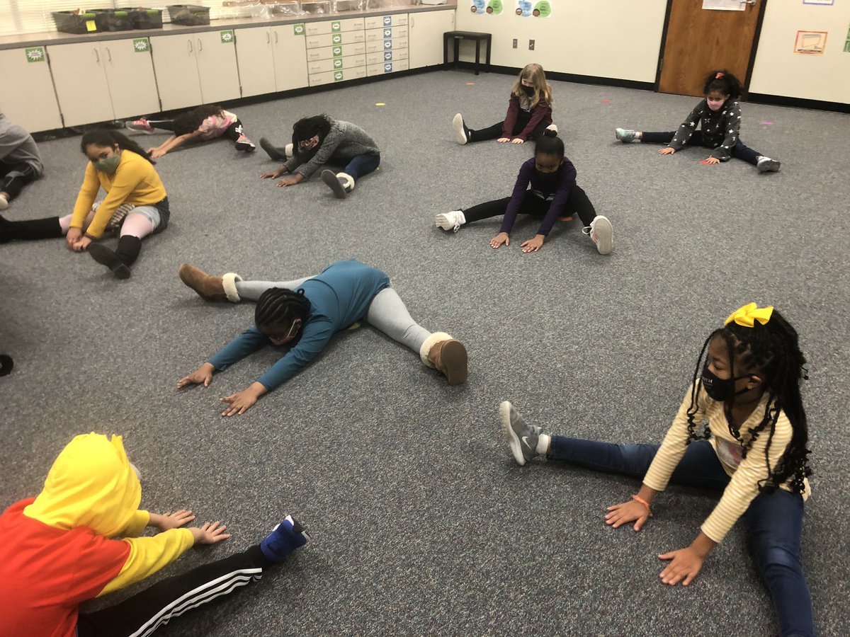 MsTimms3's tweet photo. Kids are really enjoying creative dance. Who new this group had so much talent! #smithleopards https://t.co/fV9y8lD6Zo