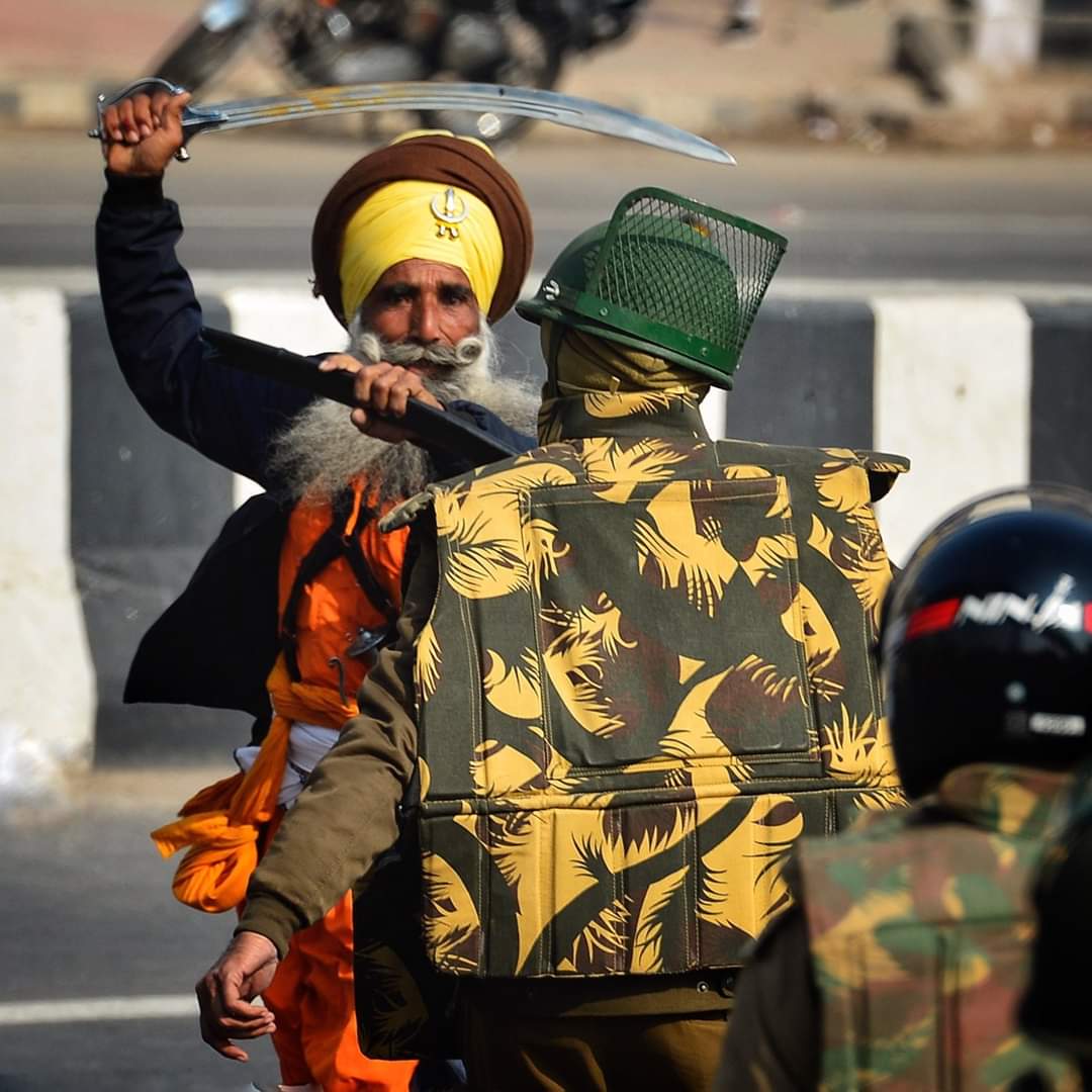 Say_PKMKB's tweet photo. @ThePlacardGuy @diljitdosanjh देश के जवान से लोहा लेता गरीब किसान। https://t.co/kXgYOz96T4