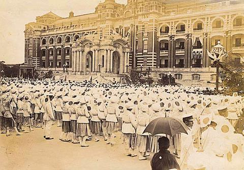 13/ Taiwanese were seen as second or third-class citizens and the Japanese surpressed uprisings from Chinese descendants and indigenous.In 1935 they started a formal assimilation project and Taiwanese culture and religion were outlawed and people were given Japanese surnames.