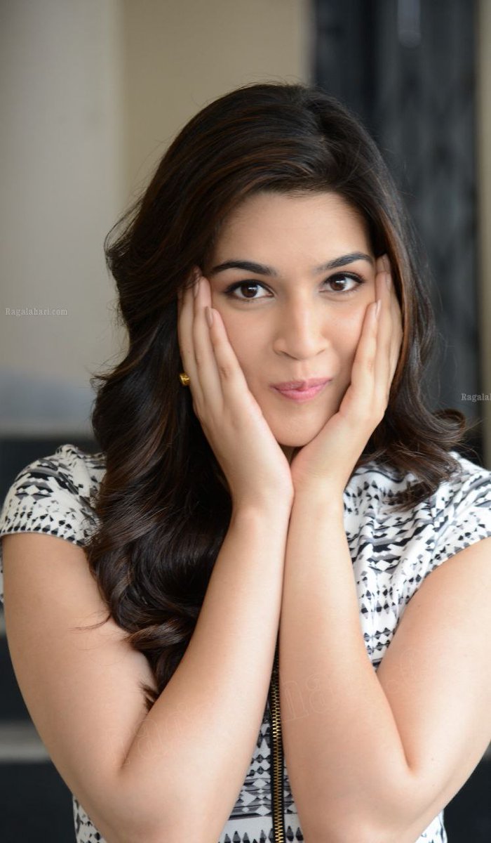 AddictionKriti's tweet photo. Definition of cuteness💕🌸
#KritiSanon #KritisanonHQPics https://t.co/EWOsfVoFsu