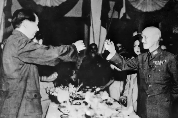 16/ The Japanese surrendered Taiwan to Chiang Kai-shek, the head of the chinese nationalists, aided by the Allies.Chiang Kai-shek had formed an alliance with Mao and the Communists in 1937 and had been aligned against Japan. Here they are celebrating victory in 1945.