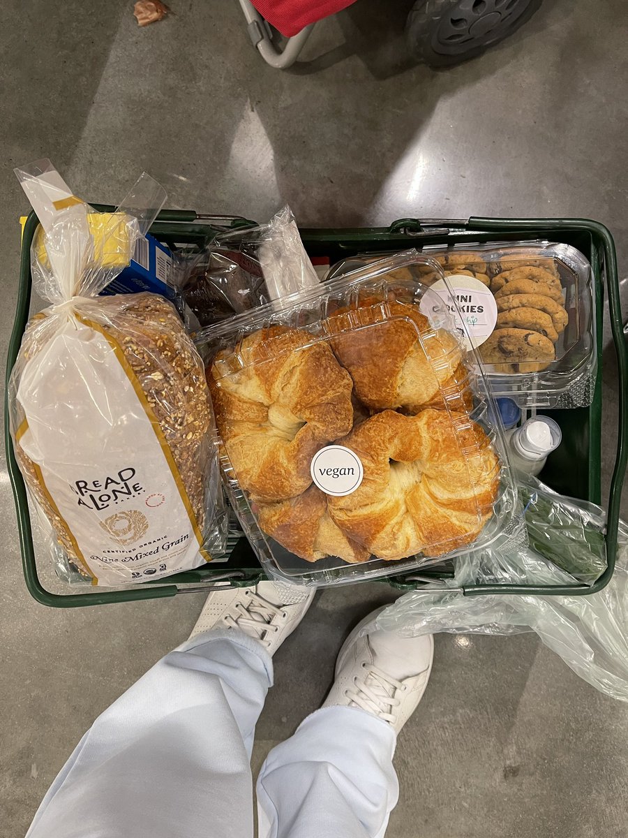 chefPriyanka's tweet photo. hey, i’m a healthy #vegan 🍞🥖🥐 @WholeFoods #breadbreadbread https://t.co/elnx5Bgt6o