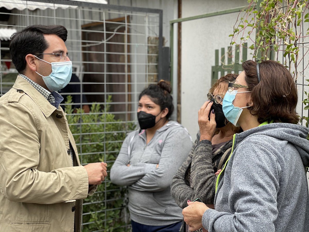 MuniSJdeMaipo's tweet image. HACE POCAS HORAS || @alcaldepezoa y Gob @YeyiChocair verificaron la evacuación preventiva de algunos esteros y conversaron con vecinos que manifestaron su preocupación por personas que persisten en quedarse en lugares potencialmente peligrosos. Se solicitó la fuerza pública.