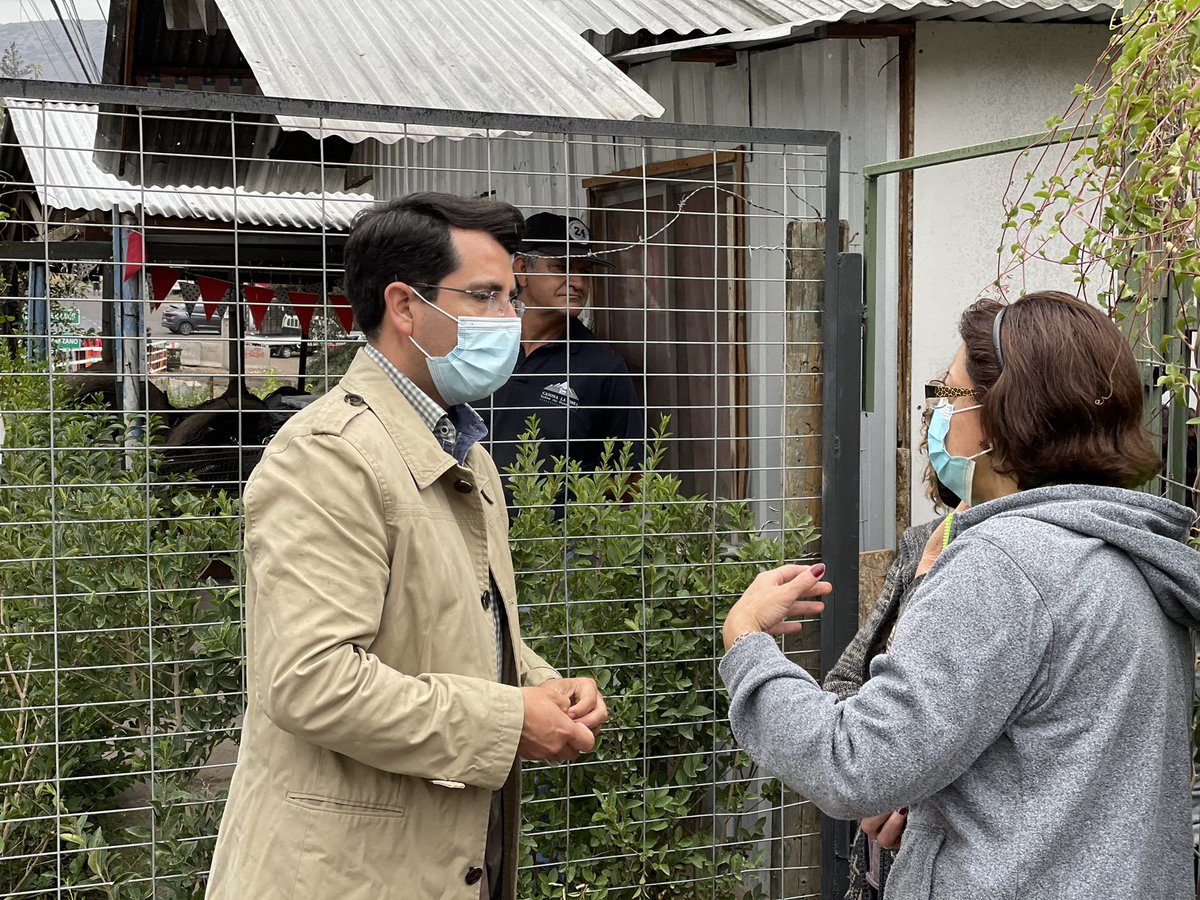 MuniSJdeMaipo's tweet image. HACE POCAS HORAS || @alcaldepezoa y Gob @YeyiChocair verificaron la evacuación preventiva de algunos esteros y conversaron con vecinos que manifestaron su preocupación por personas que persisten en quedarse en lugares potencialmente peligrosos. Se solicitó la fuerza pública.
